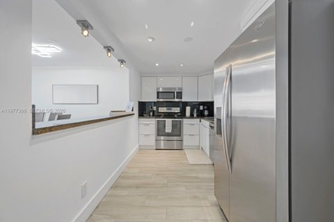 Condo in Sunny Isles Beach, Florida, 2 bedrooms  № 2078895 - photo 8