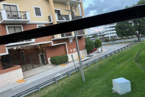 Condo in Miami, Florida, 2 bedrooms  № 2069353 - photo 5