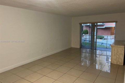 Condo in Miami, Florida, 2 bedrooms  № 2069353 - photo 2