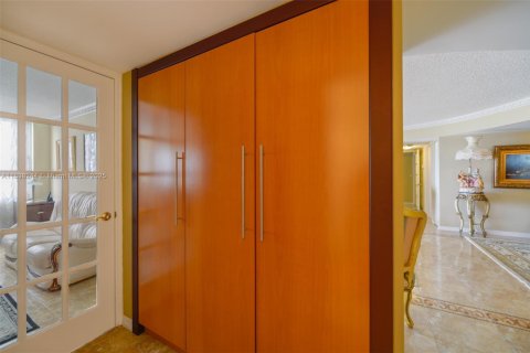 Купить кондоминиум в Холливуд, Флорида 2 спальни, 126.35м2, № 1935478 - фото 13