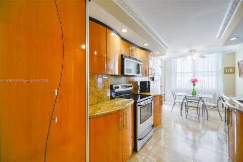 Купить кондоминиум в Холливуд, Флорида 2 спальни, 126.35м2, № 1935478 - фото 9