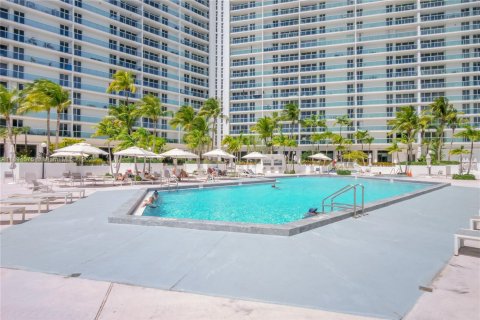 Condominio en venta en Sunny Isles Beach, Florida, 2 dormitorios, 141.3 m2 № 1947041 - foto 29