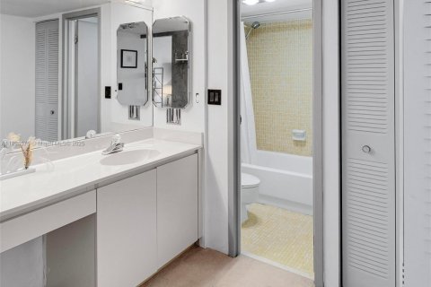 Condominio en venta en Sunny Isles Beach, Florida, 2 dormitorios, 141.3 m2 № 1947041 - foto 22