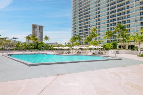 Condominio en venta en Sunny Isles Beach, Florida, 2 dormitorios, 141.3 m2 № 1947041 - foto 28