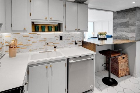 Condominio en venta en Sunny Isles Beach, Florida, 2 dormitorios, 141.3 m2 № 1947041 - foto 9