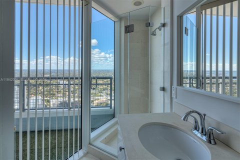 Condo in Miami, Florida, 1 bedroom  № 1998981 - photo 17