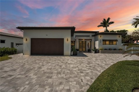 House in Fort Myers, Florida 3 bedrooms, 252.04 sq.m. № 1767186 - photo 2