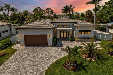 House in Fort Myers, Florida 3 bedrooms, 252.04 sq.m. № 1767186 - photo 1