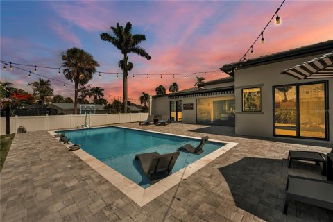House in Fort Myers, Florida 3 bedrooms, 252.04 sq.m. № 1767186 - photo 12