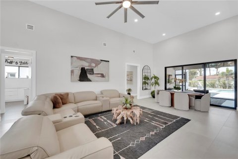 House in Fort Myers, Florida 3 bedrooms, 252.04 sq.m. № 1767186 - photo 17