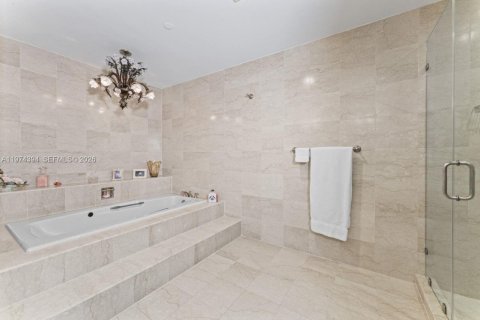 Condo in Miami Beach, Florida, 3 bedrooms № 2281615 - photo 21