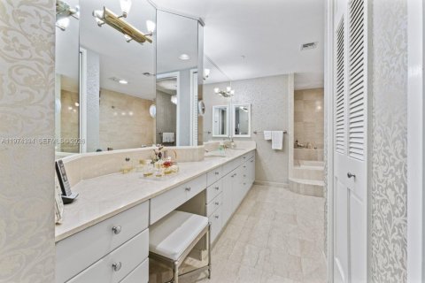Condo in Miami Beach, Florida, 3 bedrooms № 2281615 - photo 25