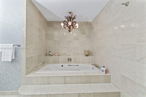 Condo in Miami Beach, Florida, 3 bedrooms № 2281615 - photo 23