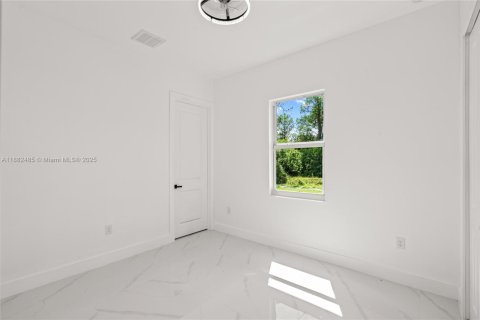 House in Lehigh Acres, Florida 3 bedrooms, 98.76 sq.m. № 1943825 - photo 29
