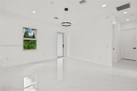 House in Lehigh Acres, Florida 3 bedrooms, 98.76 sq.m. № 1943825 - photo 13