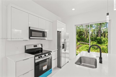 House in Lehigh Acres, Florida 3 bedrooms, 98.76 sq.m. № 1943825 - photo 21