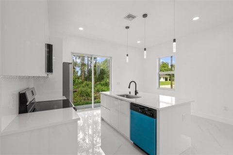 House in Lehigh Acres, Florida 3 bedrooms, 98.76 sq.m. № 1943825 - photo 7