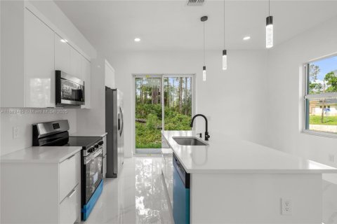 House in Lehigh Acres, Florida 3 bedrooms, 98.76 sq.m. № 1943825 - photo 6