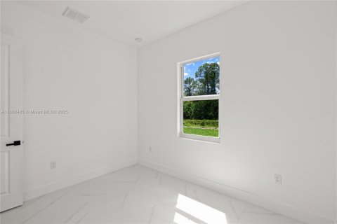 House in Lehigh Acres, Florida 3 bedrooms, 98.76 sq.m. № 1943825 - photo 17