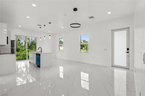 House in Lehigh Acres, Florida 3 bedrooms, 98.76 sq.m. № 1943825 - photo 4
