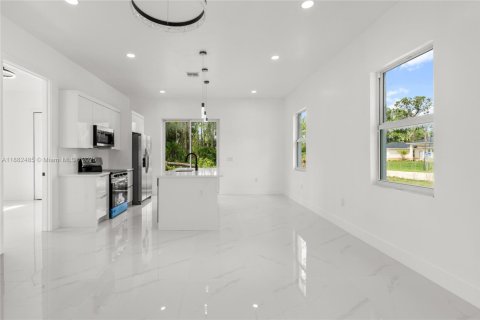 House in Lehigh Acres, Florida 3 bedrooms, 98.76 sq.m. № 1943825 - photo 2