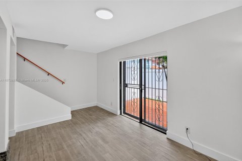 Снять в аренду кондоминиум в Саут-Майами, Флорида 2 спальни, 93.55м2, № 1897701 - фото 8