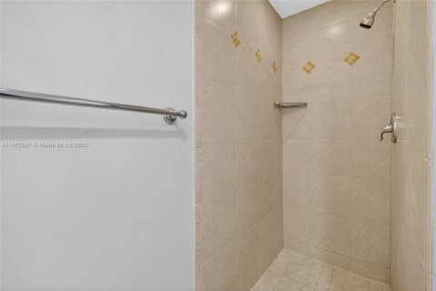 Снять в аренду кондоминиум в Саут-Майами, Флорида 2 спальни, 93.55м2, № 1897701 - фото 18