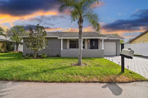 Villa ou maison à Tampa, Floride 3 chambres, 114.83 m2 № 2403399