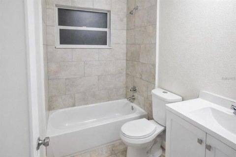 Propiedad comercial en venta en Cocoa, Florida, 4 dormitorios, 77.76 m2 № 2098750 - foto 7