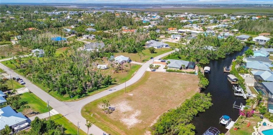 Land in Bokeelia, Florida № 533384