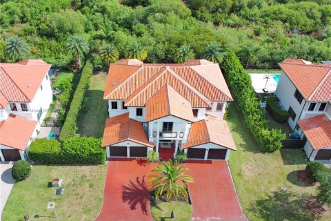 House in Cutler Bay, Florida 5 bedrooms, 438.22 sq.m. № 1862239 - photo 2