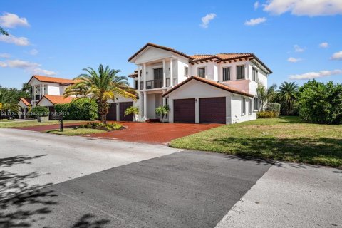 House in Cutler Bay, Florida 5 bedrooms, 438.22 sq.m. № 1862239 - photo 1