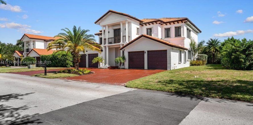 House in Cutler Bay, Florida 5 bedrooms, 438.22 sq.m. № 1862239