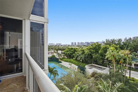 Condo in Sunny Isles Beach, Florida, 3 bedrooms  № 1983976 - photo 23