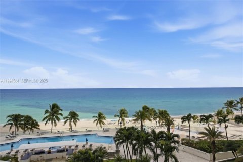 Condo in Sunny Isles Beach, Florida, 3 bedrooms  № 1983976 - photo 1