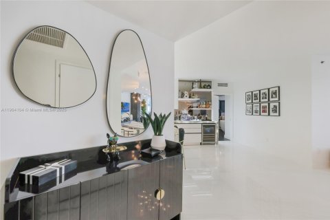 Condominio en alquiler en Miami Beach, Florida, 3 dormitorios, 200.48 m2 № 2081879 - foto 2