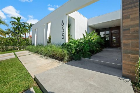 Снять в аренду виллу или дом в Халландейл-Бич, Флорида 4 спальни, 413.69м2, № 1953911 - фото 2