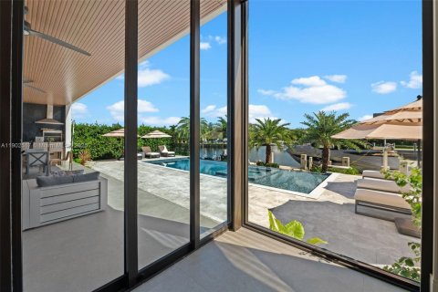 Снять в аренду виллу или дом в Халландейл-Бич, Флорида 4 спальни, 413.69м2, № 1953911 - фото 11