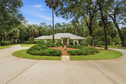House in DeLand, Florida 4 bedrooms, 252.04 sq.m. № 2339729 - photo 2