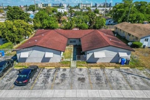 Commercial property in West Park, Florida № 1965435 - photo 1