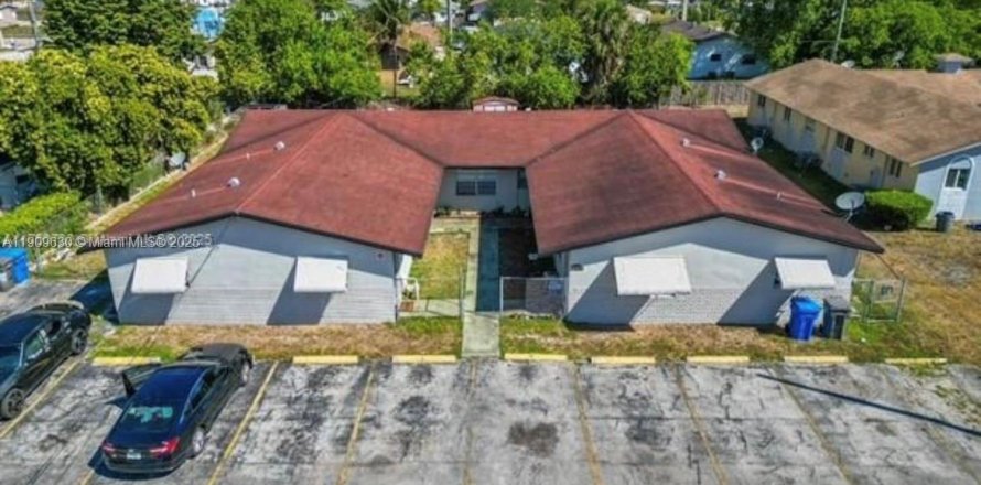Commercial property in West Park, Florida № 1965435