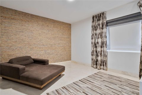 House in Doral, Florida 5 bedrooms, 354.89 sq.m. № 1715932 - photo 28