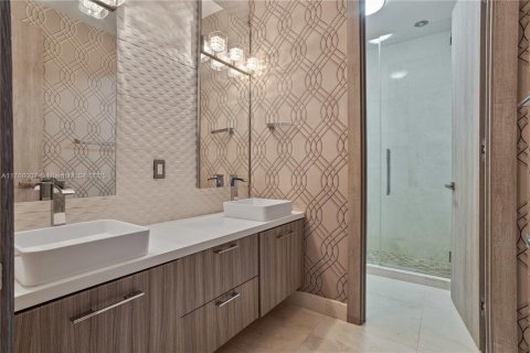 House in Doral, Florida 5 bedrooms, 354.89 sq.m. № 1715932 - photo 25