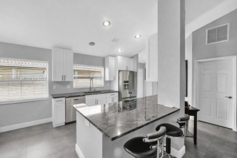 House in Delray Beach, Florida 2 bedrooms, 135.45 sq.m. № 2068773 - photo 10