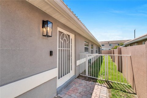 House in Delray Beach, Florida 2 bedrooms, 135.45 sq.m. № 2068773 - photo 3