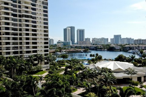 Condo in Hallandale Beach, Florida, 2 bedrooms  № 1959618 - photo 1