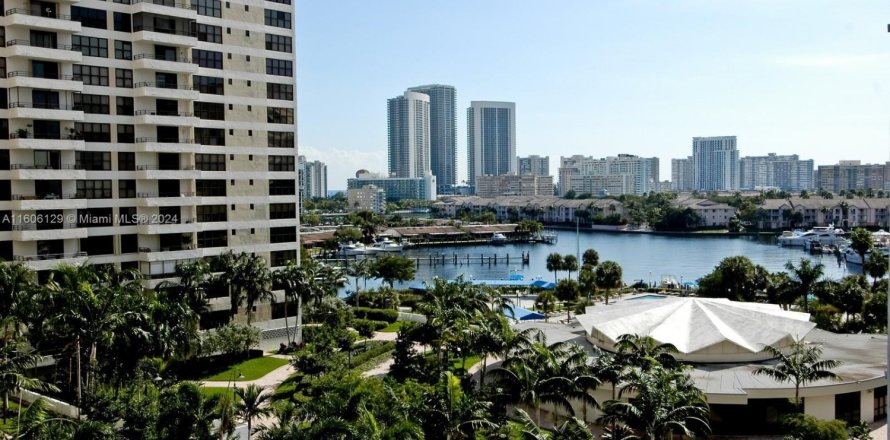 Condo in Hallandale Beach, Florida, 2 bedrooms  № 1959618