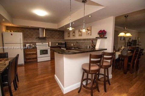 Condo in Hallandale Beach, Florida, 2 bedrooms  № 1959618 - photo 9