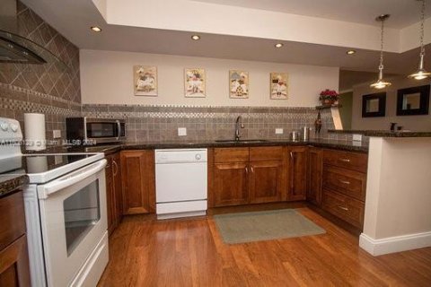 Condo in Hallandale Beach, Florida, 2 bedrooms  № 1959618 - photo 11