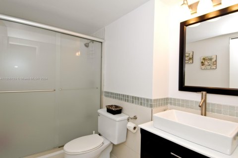 Condo in Hallandale Beach, Florida, 2 bedrooms  № 1959618 - photo 25